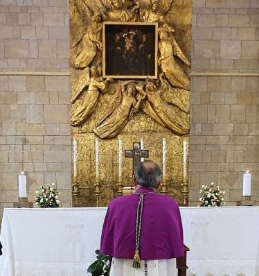 L'arcivescovo Morrone in preghiera davanti alla Madonna della Consolazione