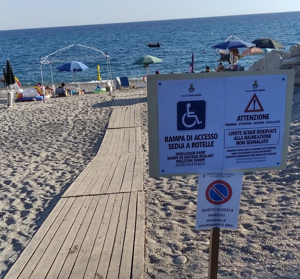 Mare "vietato" a un piccolo disabile