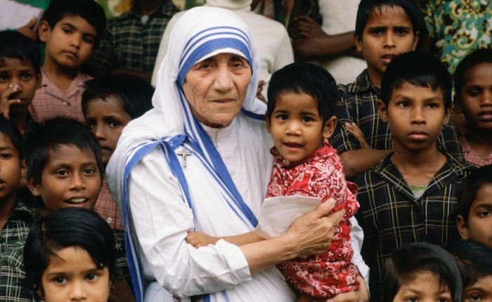 Monsignor Morrone prega con le suore di Madre Teresa