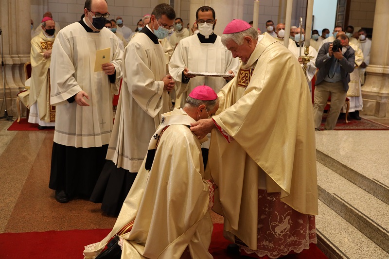 L'arcivescovo Morrone ha ricevuto il pallio dal Nunzio apostolico