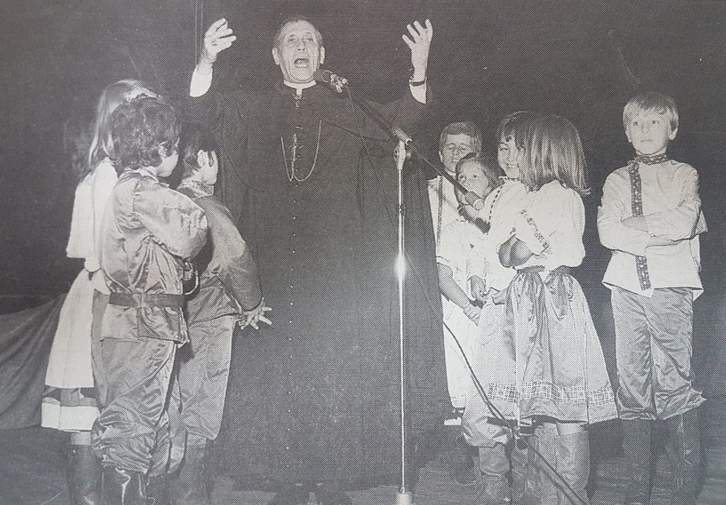 Il vescovo Giovanni Ferro parla ad una folla di bambini