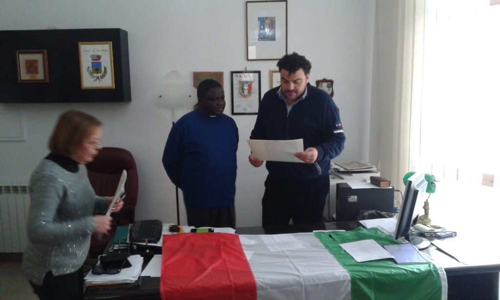 Padre Mundjo Benoit riceve la cittadinanza onoraria di San Roberto