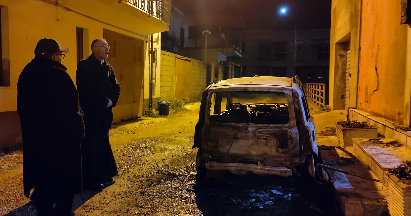 Il vescovo Alberti a Varapodio davanti alla macchina bruciata del parroco
