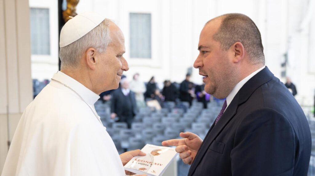 Francesco Grana presenta il proprio libro a Papa Leone XIV