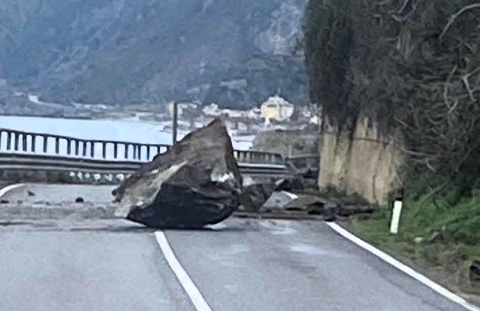 Statale bloccata da un masso