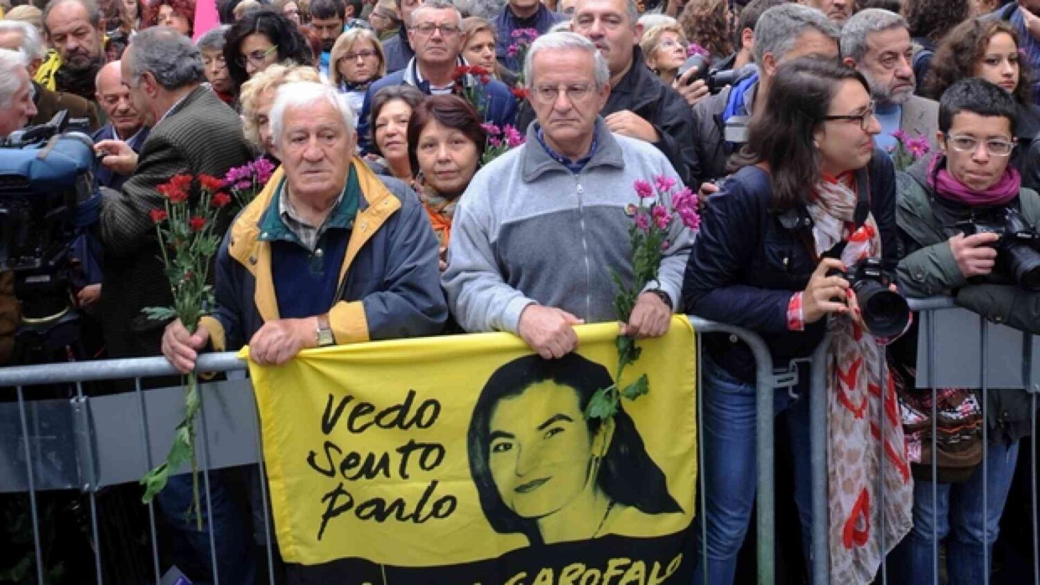 Folla in piazza Beccaria a Milano per i funerali di Lea Garofalo il ottobre foto Avvenire