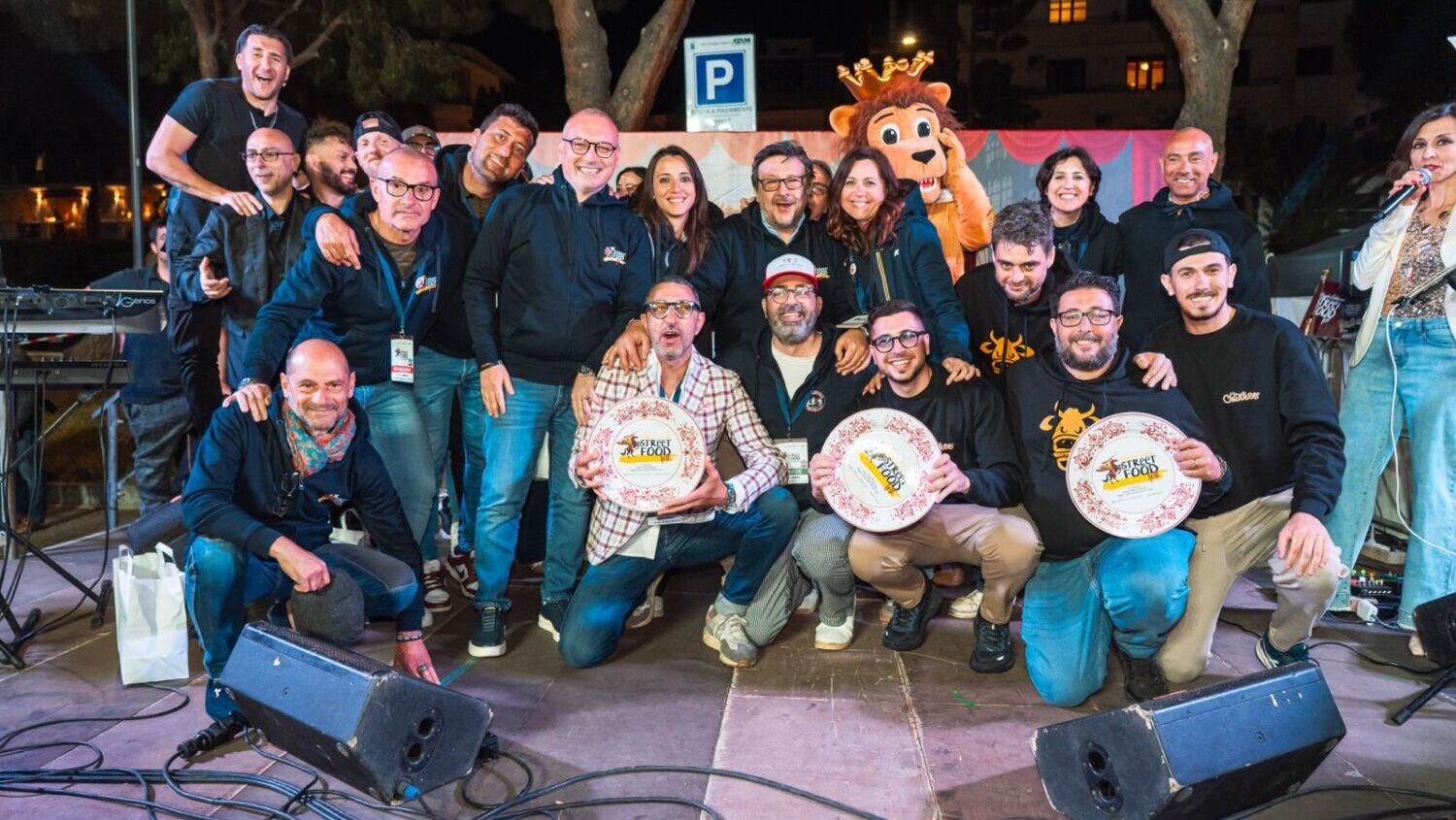 Foto di gruppo con i primi tre classificati Reggio Street Food Fest