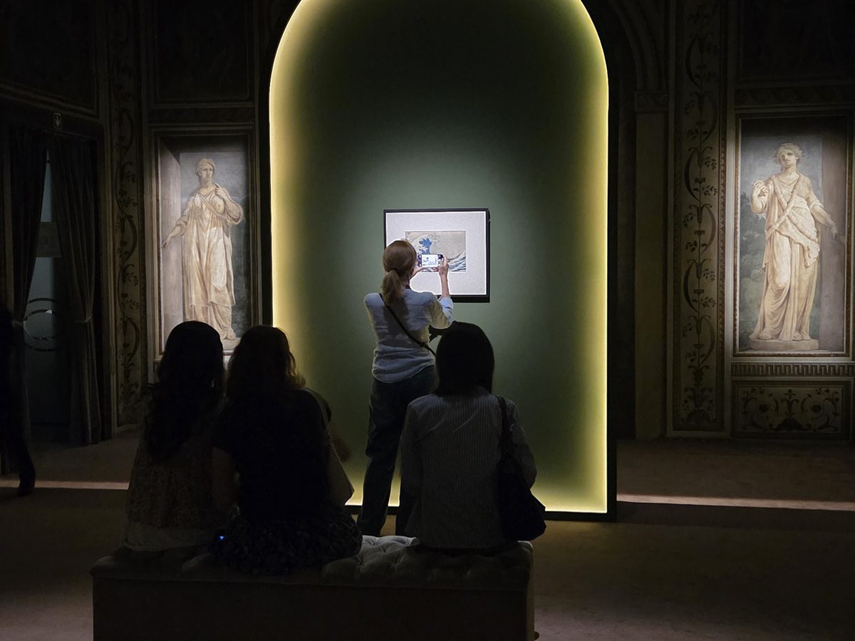 Palazzo Bonaparte, alcuni visitatori davanti a La Grande Onda di Hokusai
