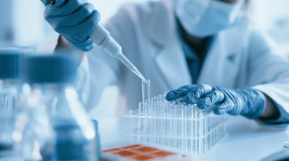 Micro Pipette in laboratorio Ai