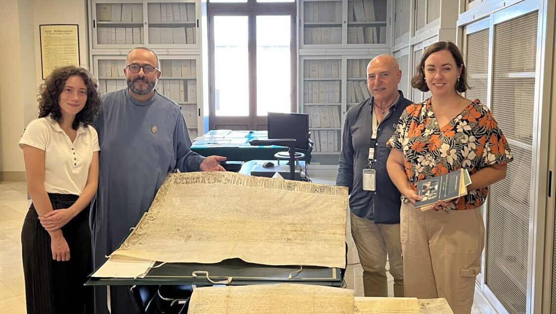Ambasciatore d’Australia Cowley visita l’Archivio Storico Diocesano ()