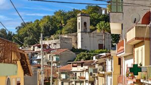 Campanile e croce verde nel borgo