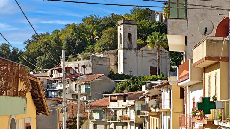 Campanile e croce verde nel borgo
