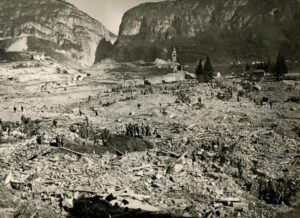 Disastro del Vajont Fotografia scattata dall'Ispettorato dei Vigili del Fuoco Wikicommons