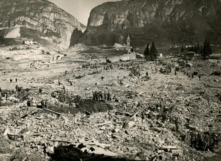 Disastro del Vajont Fotografia scattata dall'Ispettorato dei Vigili del Fuoco Wikicommons