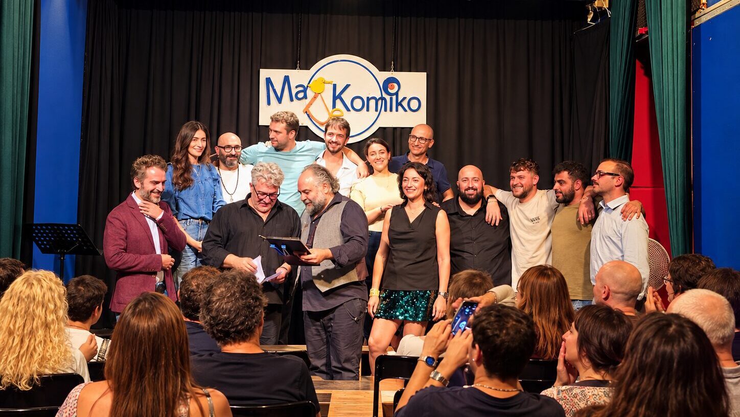Facce da Bronzi Reggio Calabria Foto di gruppo sul palco del MaKomiko