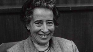 Hannah Arendt fotografata da Barbara Niggl Radloff al primo Kulturkritikerkongress WikiCommons