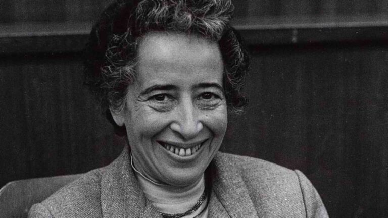 Hannah Arendt fotografata da Barbara Niggl Radloff al primo Kulturkritikerkongress WikiCommons