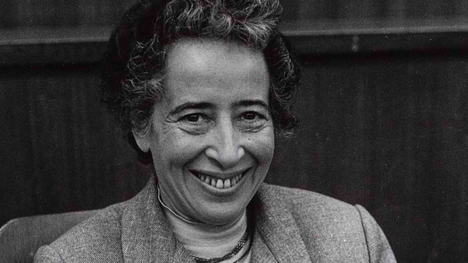 Hannah Arendt fotografata da Barbara Niggl Radloff al primo Kulturkritikerkongress WikiCommons
