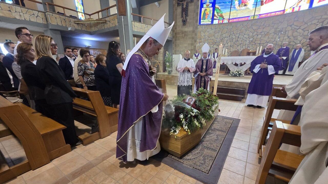 L'arcivescovo Morrone durante le esequie della madre