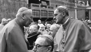 Stretta di mano tra cardinali