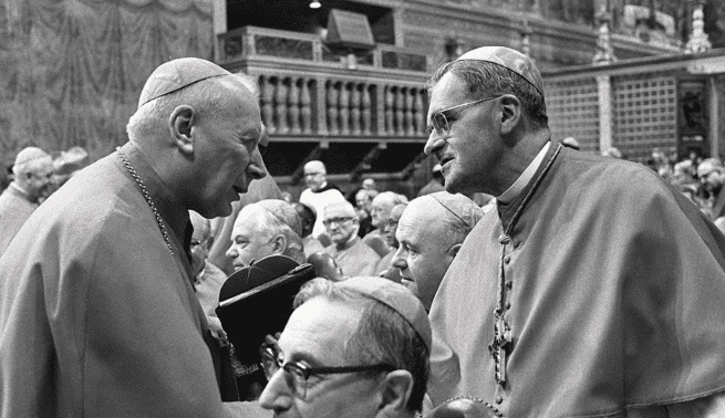 Stretta di mano tra cardinali